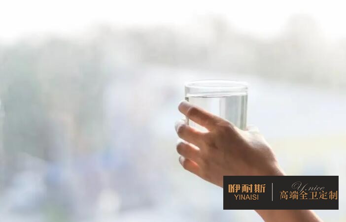 在鏡柜和主柜里，可以放上一杯水