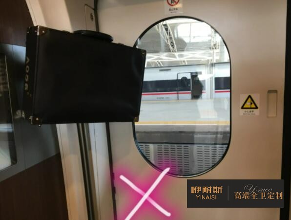 平穩(wěn)放置物品，較重的物品應(yīng)放置在浴室柜底柜底層;吊柜內(nèi)不易放置過重物品